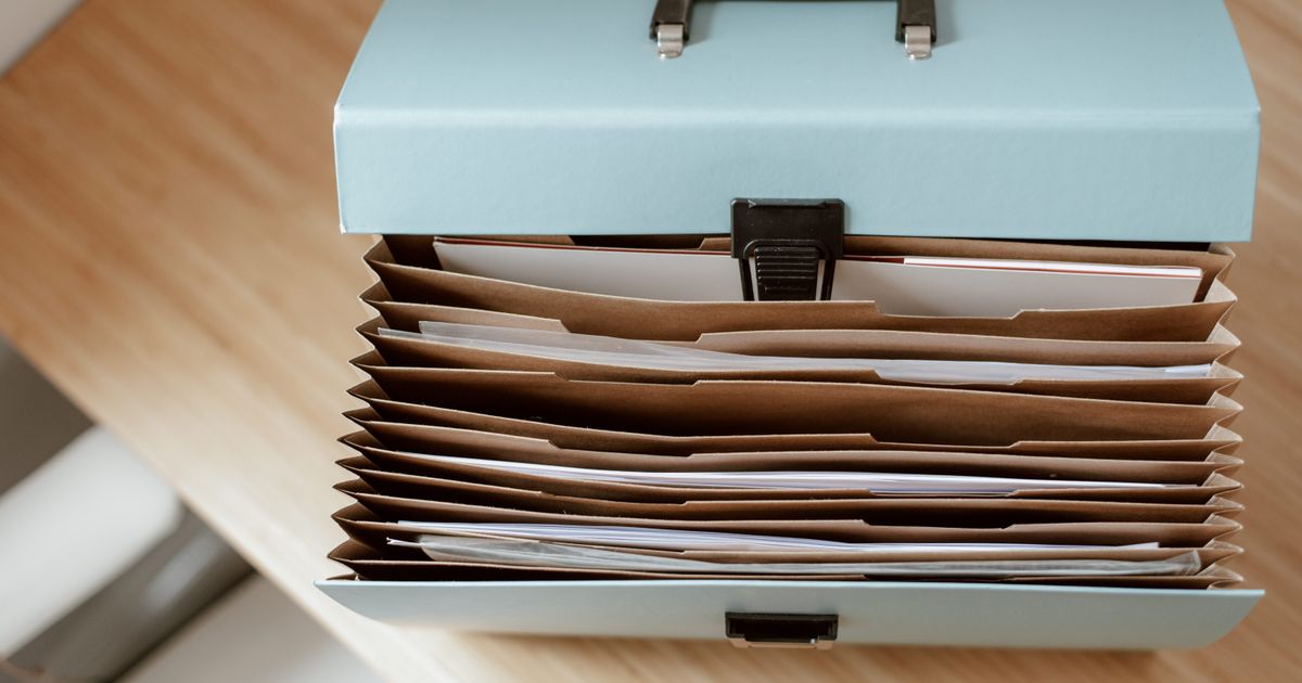 Mesa de escritório com documentos de classificação de atividade econômica de empresa