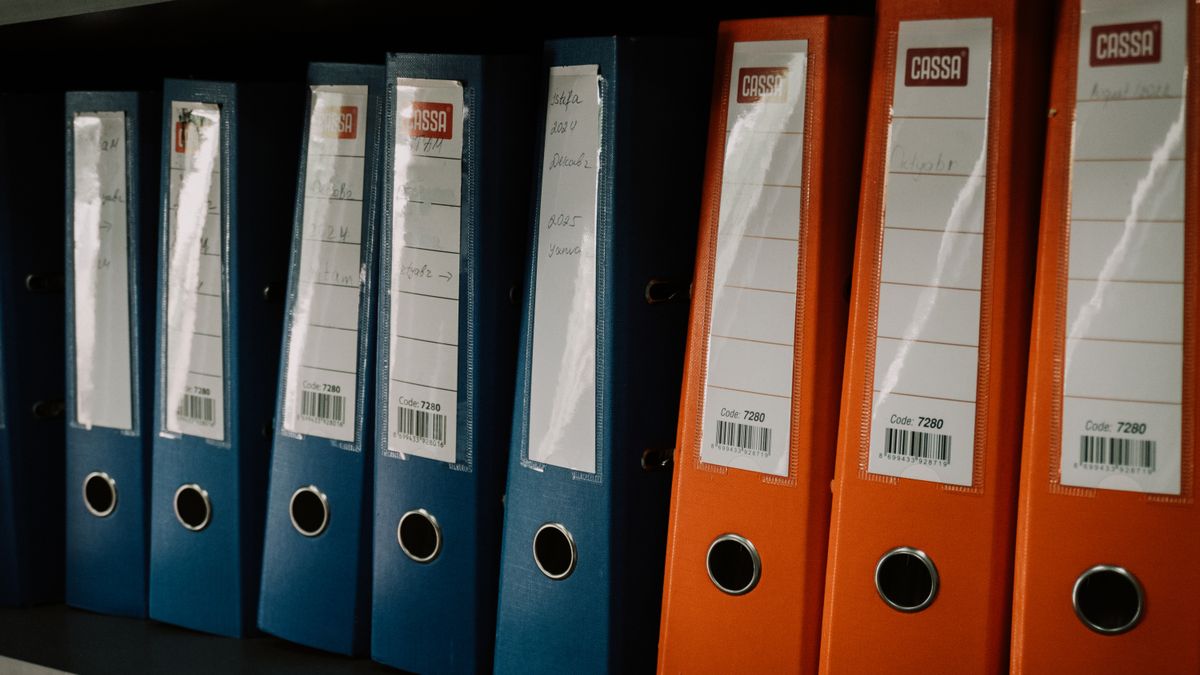 Documentos e pastas organizadas representando a estrutura de classificação do código CNAE